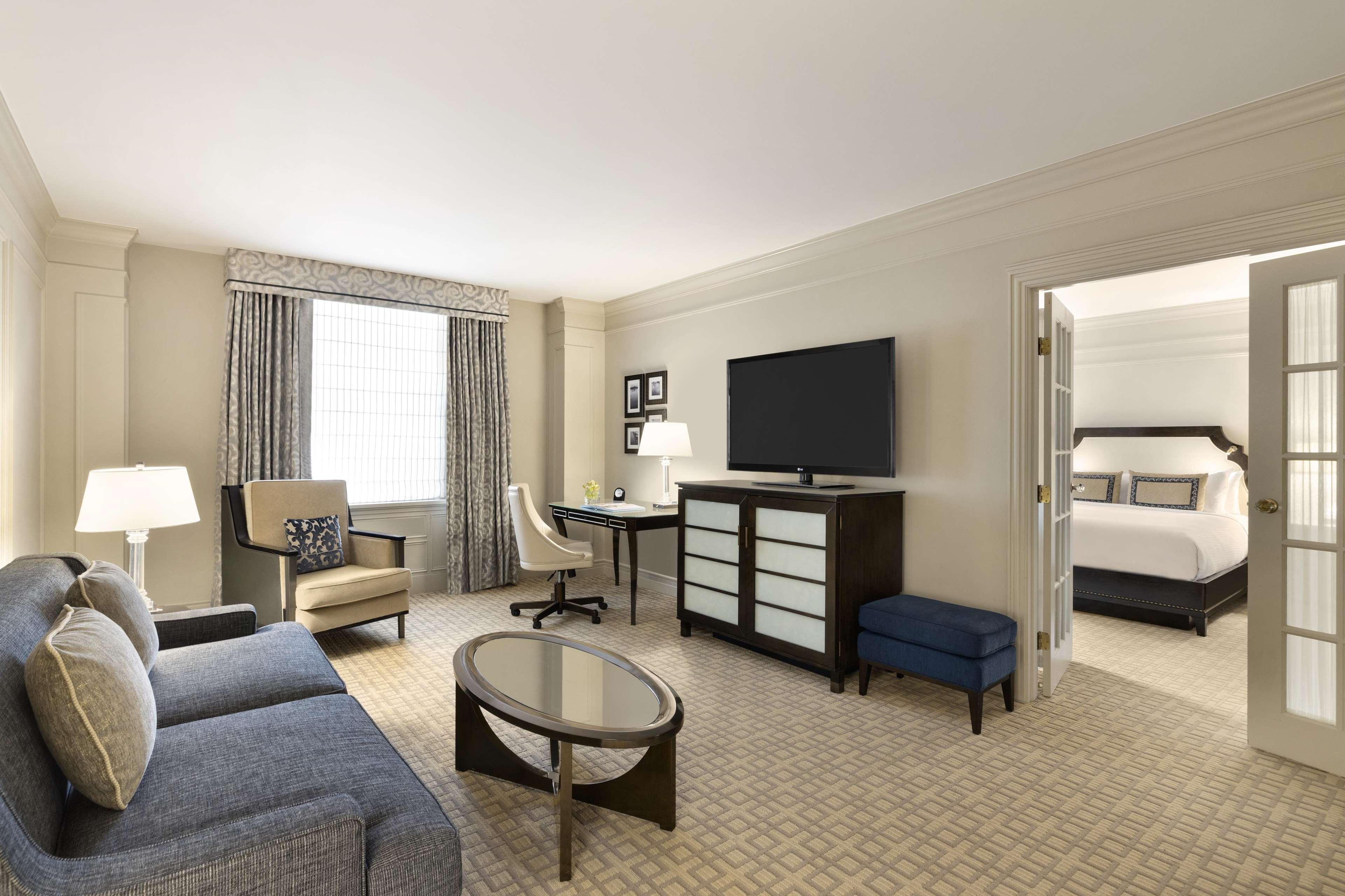 Fairmont Hotel Ванкувър Екстериор снимка A suite at the Waldorf Astoria Washington DC